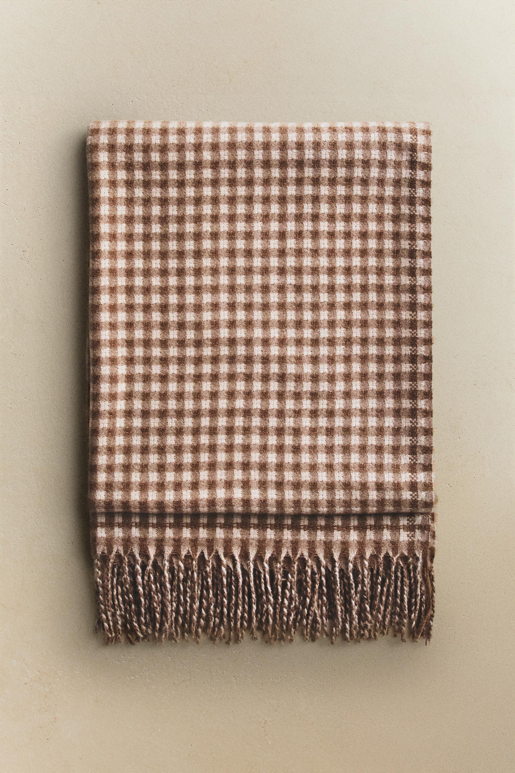 COUVERTURE À CARREAUX ET FRANGES